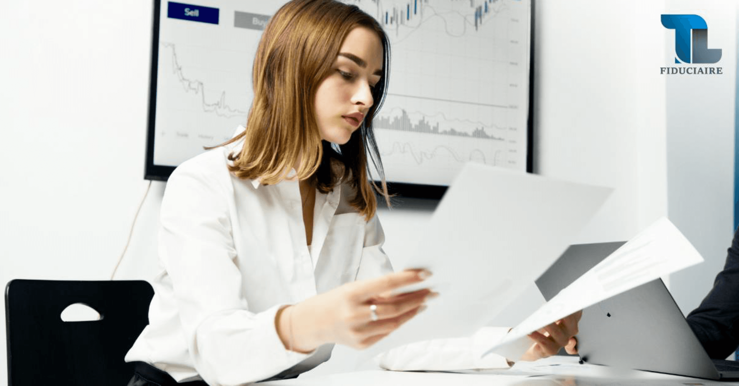 La tenue de comptabilité est bien souvent perçue comme une contrainte administrative. Pourtant, elle constitue un pilier fondamental de la bonne gestion d’une entreprise. En Suisse, comme dans la plupart des pays, tenir une comptabilité n’est pas seulement une obligation légale : c’est un outil stratégique de pilotage, de conformité et d’anticipation.