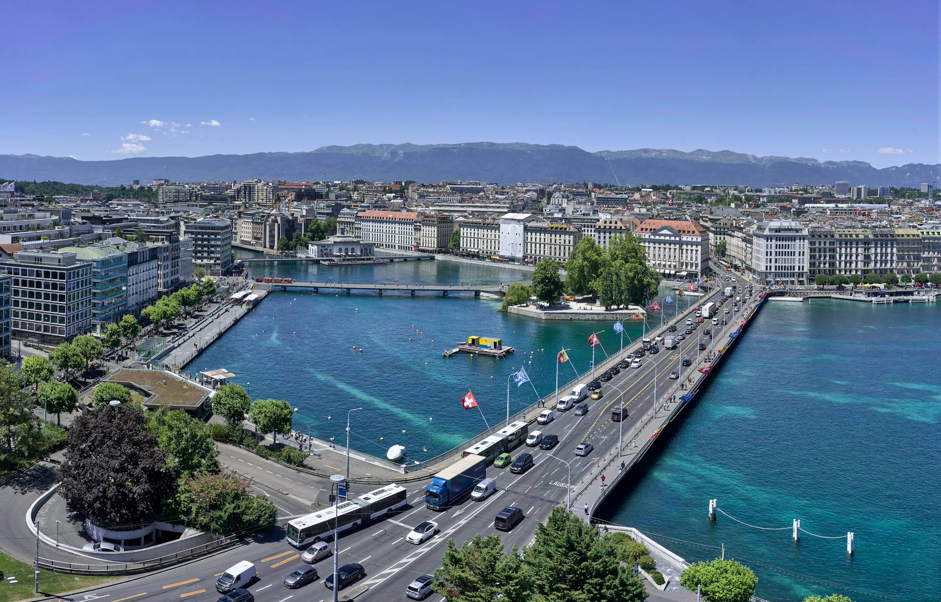 Vue aérienne de la rade de Genève et du pont du Mont-Blanc